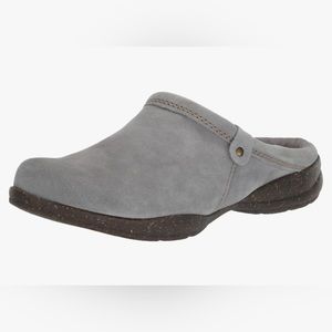Clarks Collection - Roseville Drew - Suede Gray Clog - Size 8 1/2
BRAND NEW NWOT